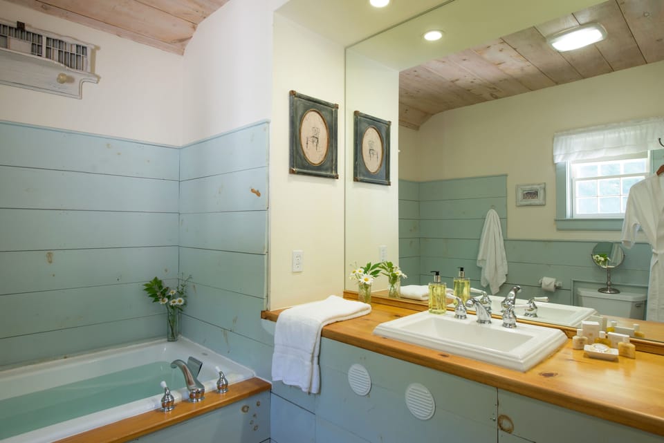 Loft Suite  | Bathroom | Designer toiletries, hair dryer, towels, soap