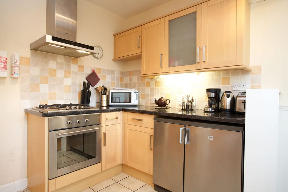 House, 2 Bedrooms | Private kitchen | Full-size fridge, microwave, stovetop, dishwasher