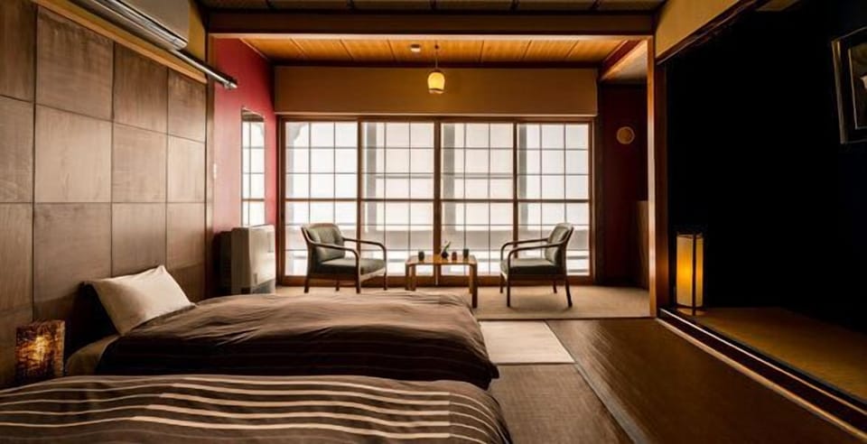 Club Room | In-room safe, desk