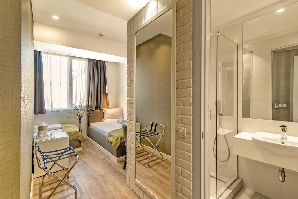 Twin Room | Hypo-allergenic bedding, minibar, in-room safe, blackout drapes