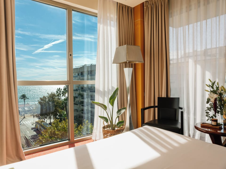 Minibar, free WiFi, bed sheets