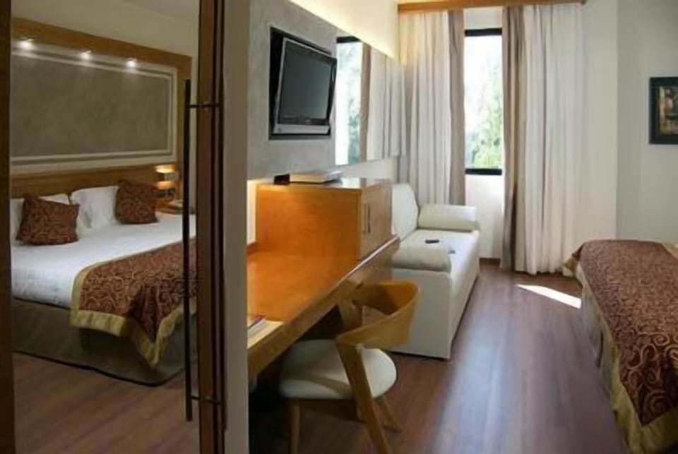 Junior Double Suite | Hypo-allergenic bedding available, minibar, in-room safe, desk