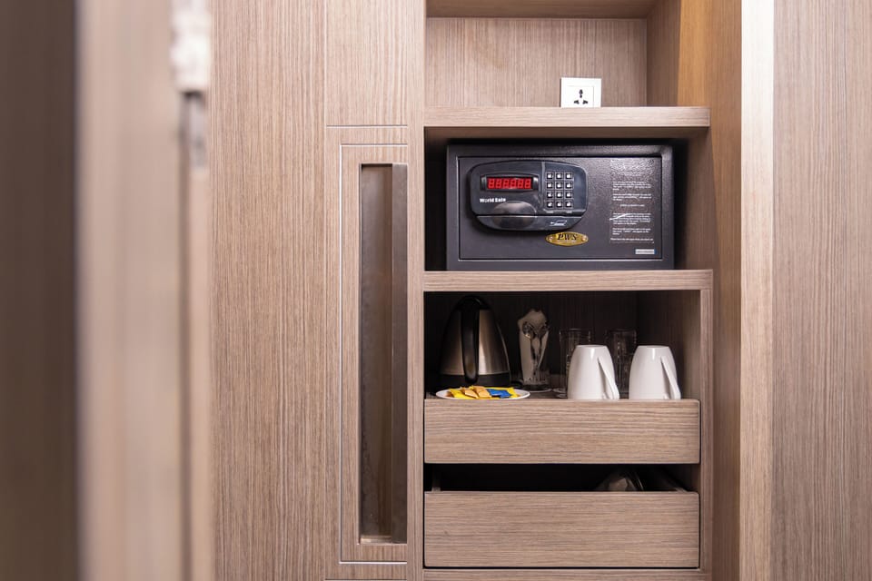 Superior Room, 1 Queen Bed | Safe