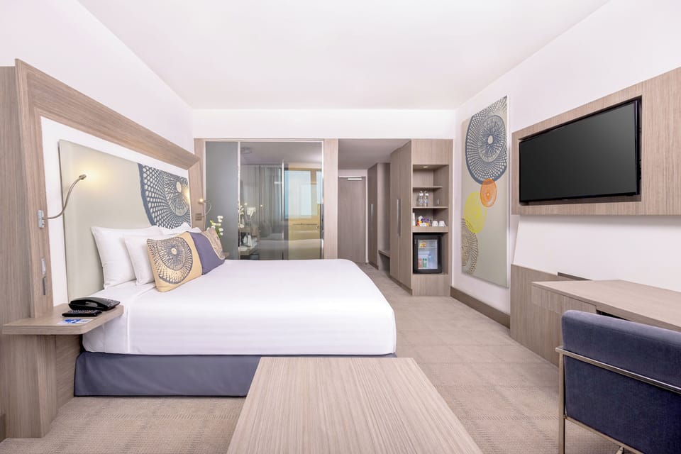 Executive Room, 1 King Bed | 1 bedroom, minibar, in-room safe, desk