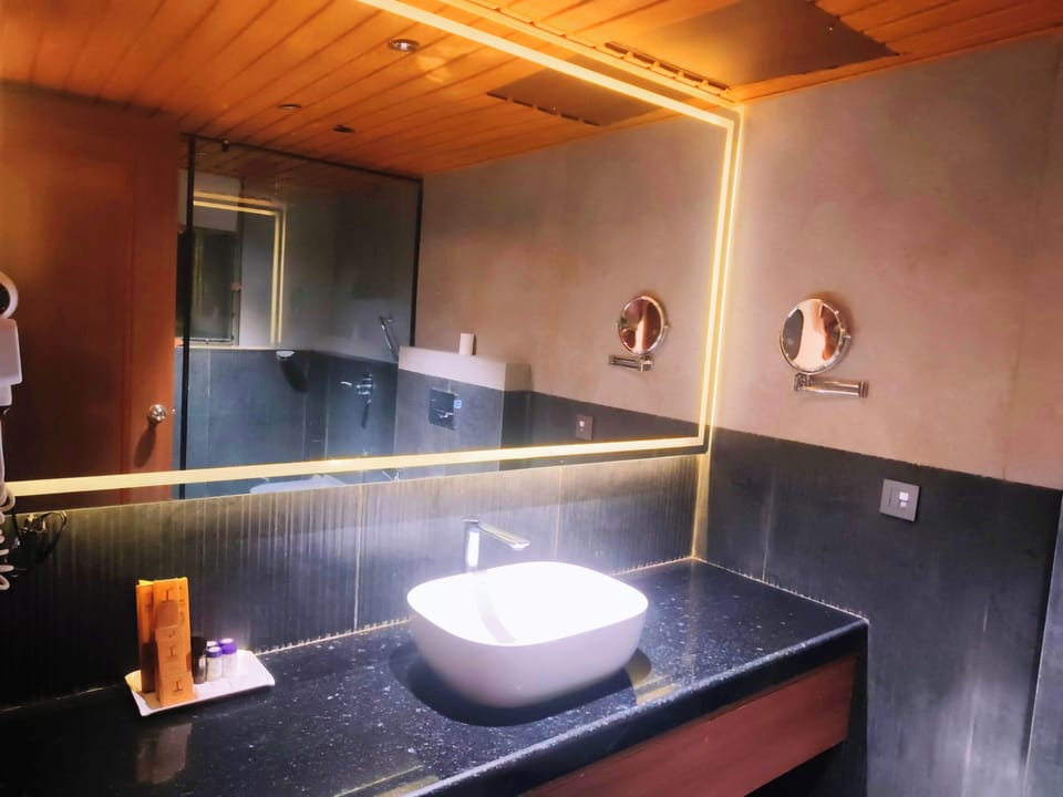 Executive Suite, Garden View | Bathroom | Shower, designer toiletries, hair dryer (on request), bathrobes