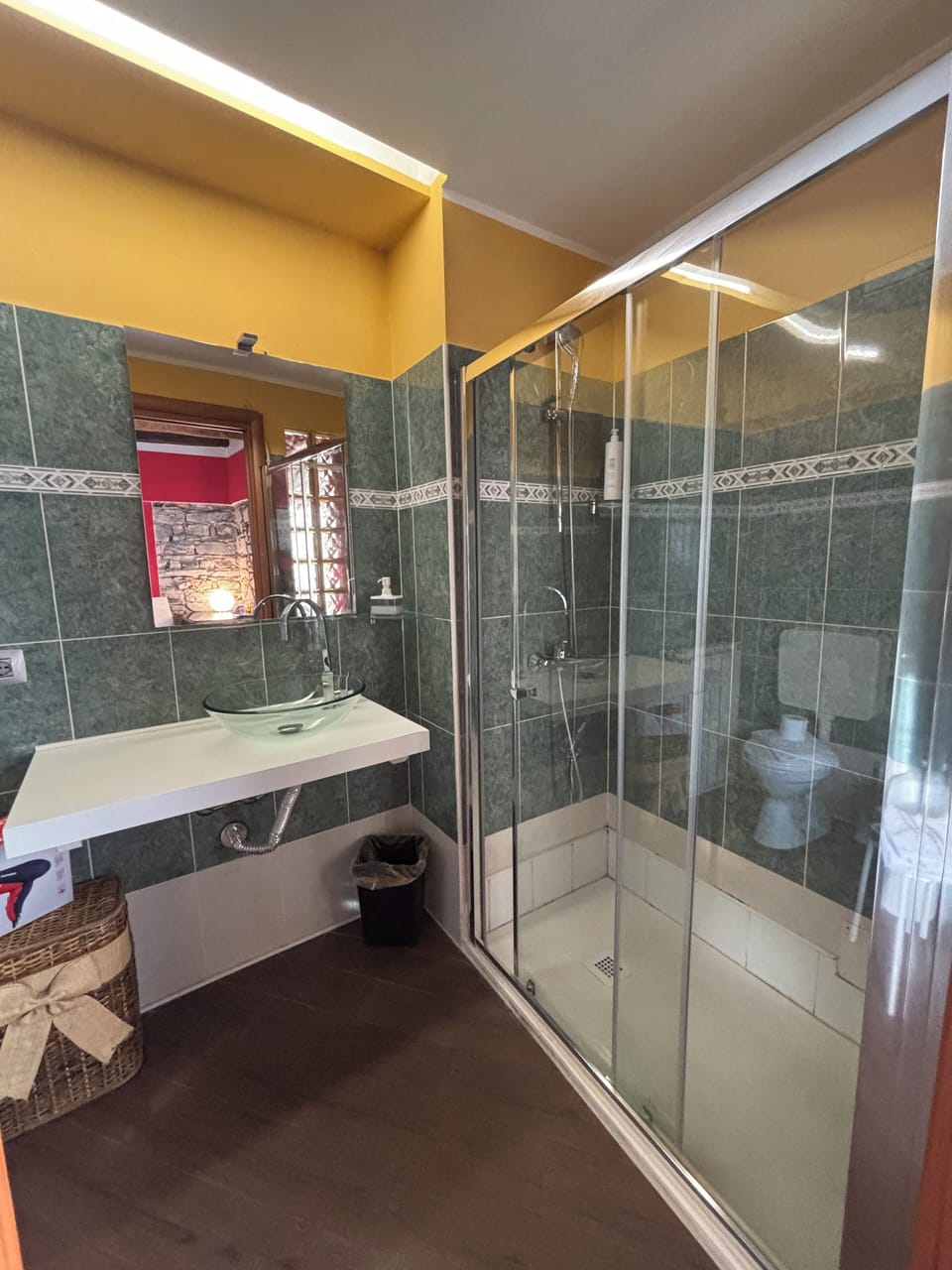 Superior Room (Rossa) | Bathroom | Shower, free toiletries, hair dryer, towels