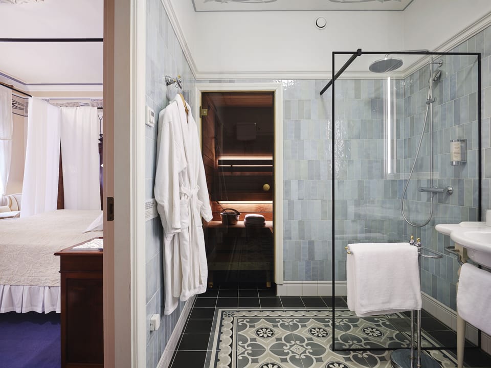 Masters Floor Sumptuous with Sauna | Bathroom | Free toiletries, hair dryer, towels