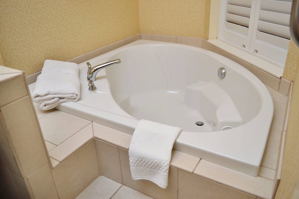 Room, 1 King Bed, Bathtub | Bathroom | Separate tub and shower, free toiletries, hair dryer, towels
