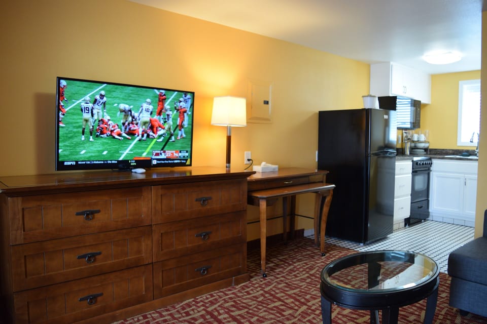 Deluxe Suite 2 King Beds Kitchenette No Pets | Living room | Flat-screen TV