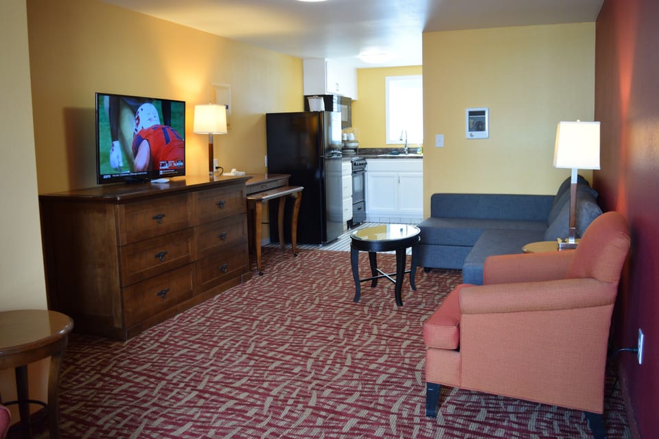 Deluxe Suite 2 King Beds Kitchenette No Pets | Living room | Flat-screen TV