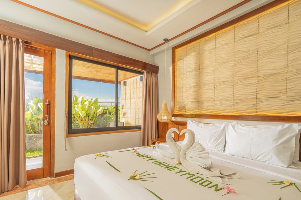 Bungalow | Desk, bed sheets