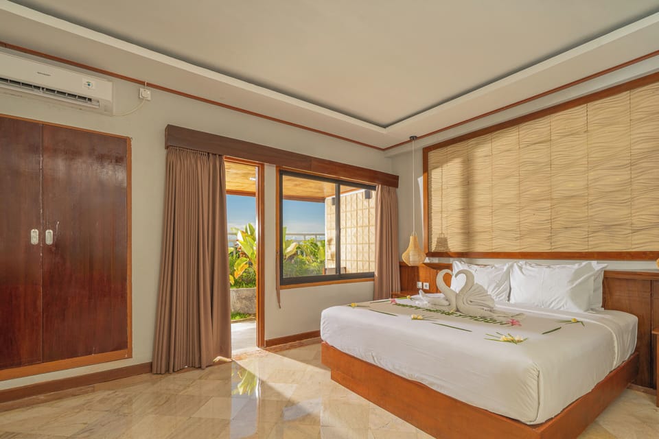 Bungalow | Desk, bed sheets
