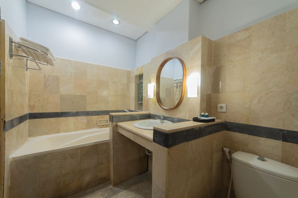 Deluxe Room | Bathroom | Combined shower/tub, free toiletries, bathrobes, bidet