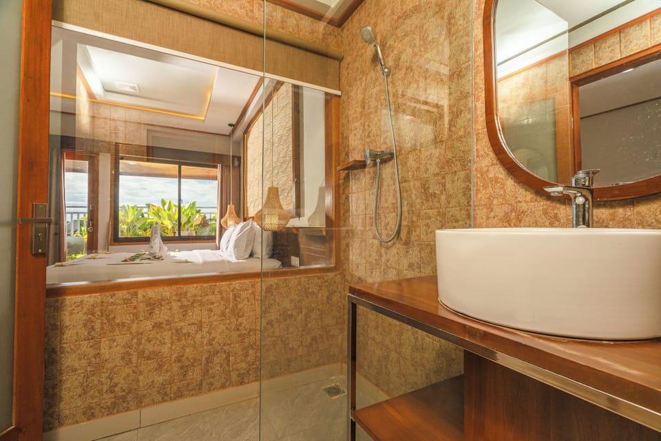 Bungalow | Bathroom | Combined shower/tub, free toiletries, bathrobes, bidet