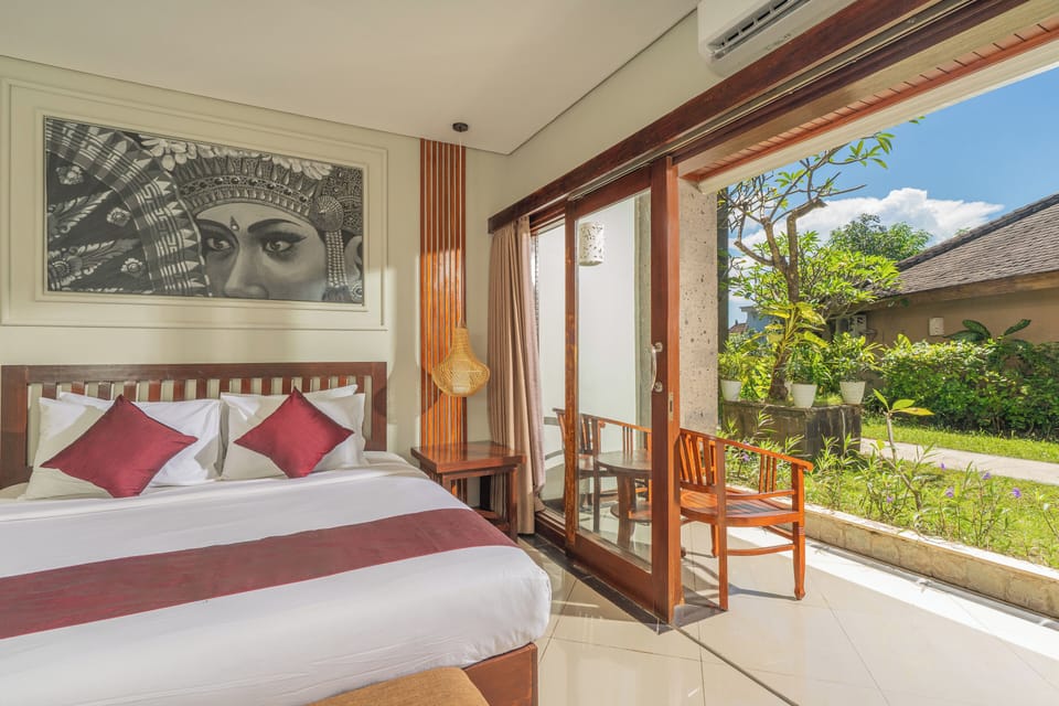 Deluxe Room | Desk, bed sheets