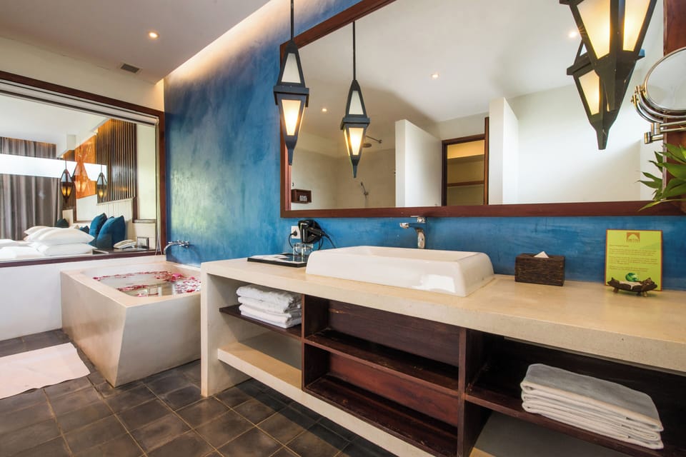Family Suite Pool View | Bathroom | Separate tub and shower, jetted tub, free toiletries, hair dryer