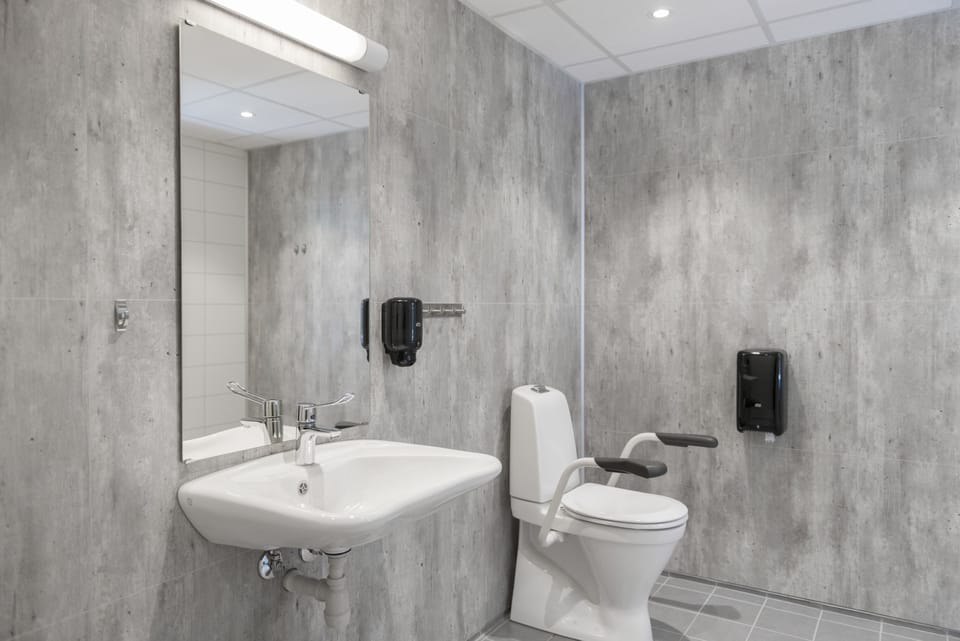 Combined shower/tub, towels