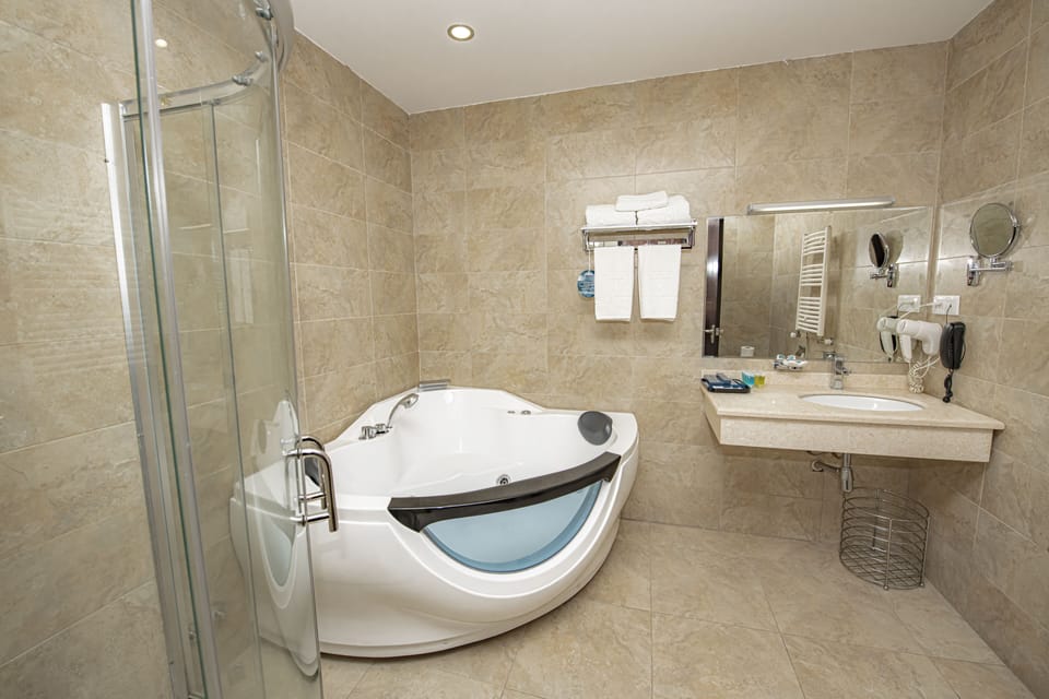 Family Duplex, 2 Bedrooms | Bathroom | Free toiletries, hair dryer, bathrobes, slippers