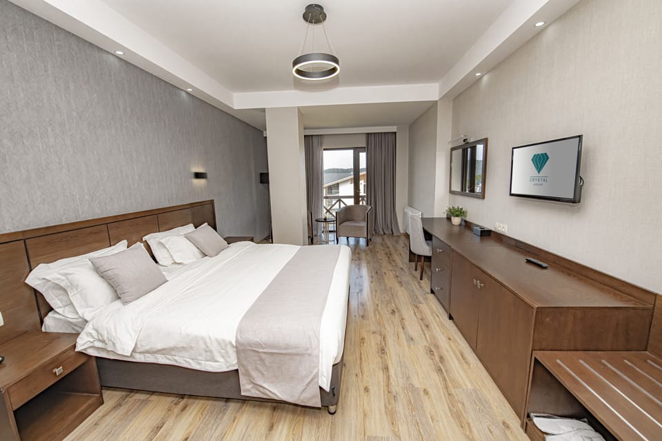 Premium Room | Minibar, in-room safe, desk, iron/ironing board