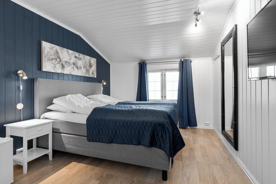 Pillowtop beds, iron/ironing board, free WiFi