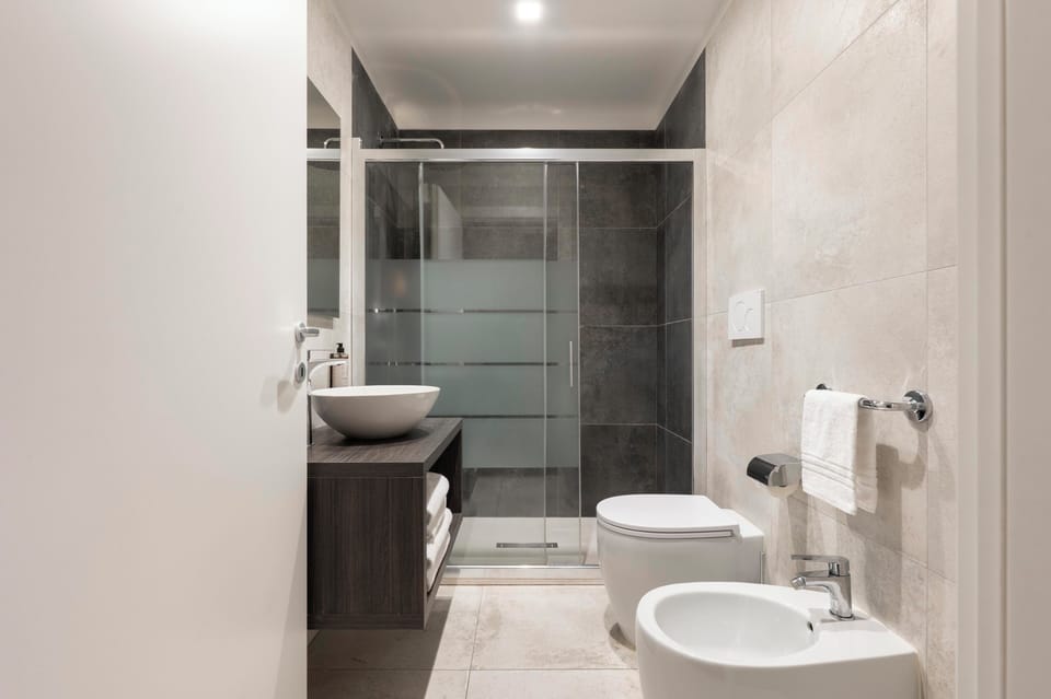 Family Suite | Bathroom | Shower, free toiletries, hair dryer, bathrobes