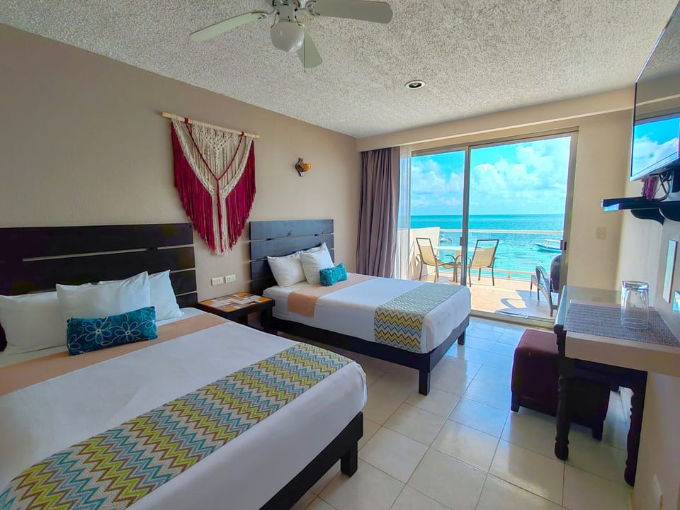 Habitación Premium, Vista al Mar | In-room safe, desk, bed sheets