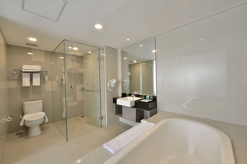 Suite | Bathroom | Free toiletries, hair dryer, slippers, towels