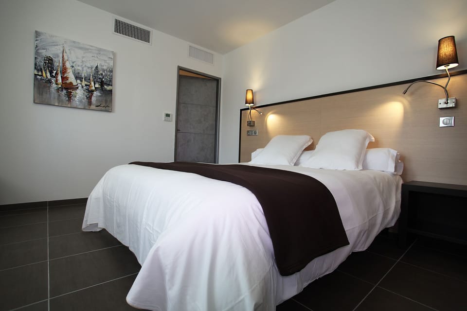 Superior Double Room | Premium bedding, desk, soundproofing, cribs (free)