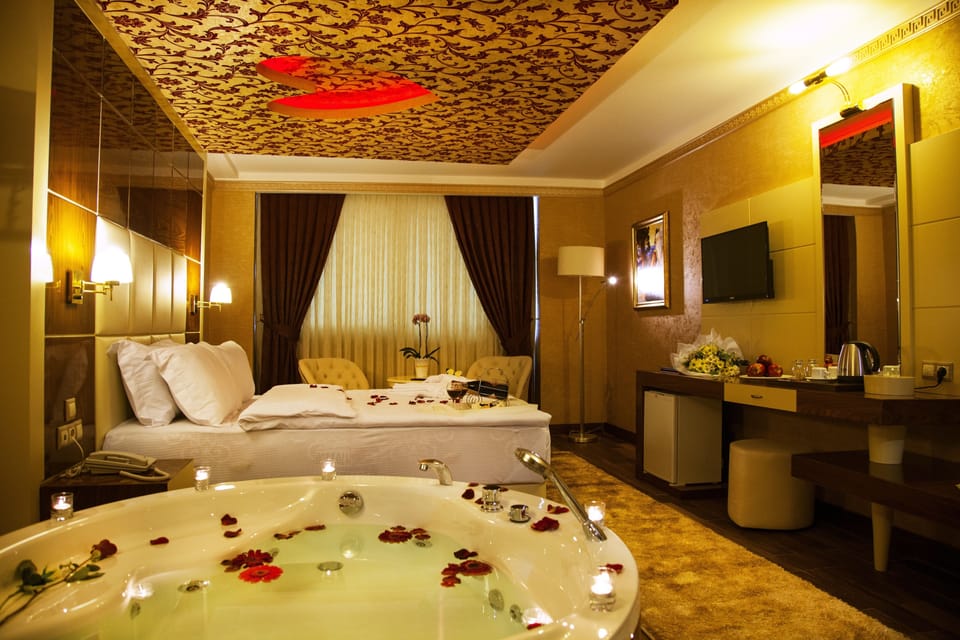 Deluxe Suite, Jetted Tub | Egyptian cotton sheets, premium bedding, minibar (some free items)