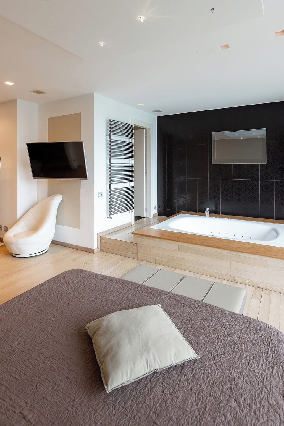 Suite, Jetted Tub | Egyptian cotton sheets, premium bedding, blackout drapes, free WiFi