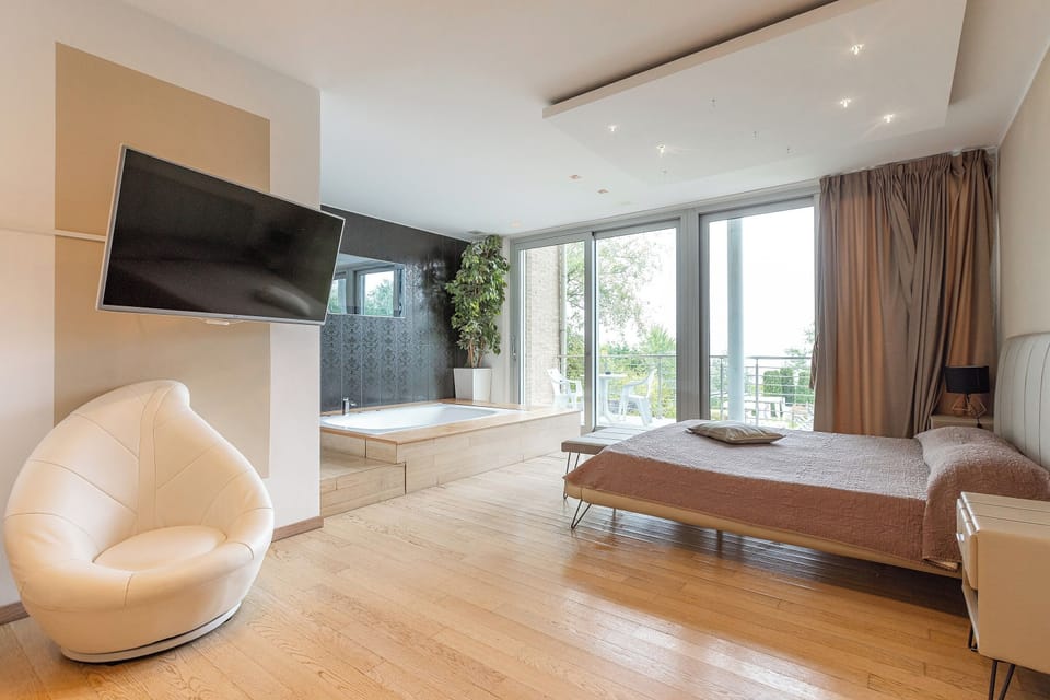 Suite, Jetted Tub | Egyptian cotton sheets, premium bedding, blackout drapes, free WiFi