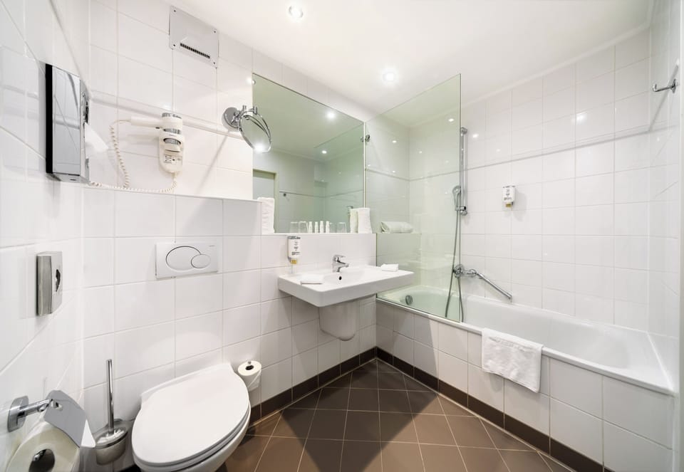 Heritage Studio Suite | Bathroom | Free toiletries, towels