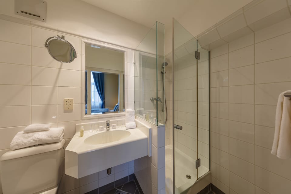 Heritage Deluxe Room | Bathroom | Free toiletries, towels