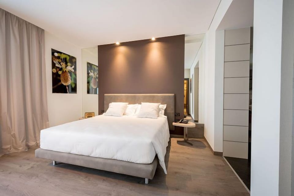 Suite | Minibar, in-room safe, desk, soundproofing