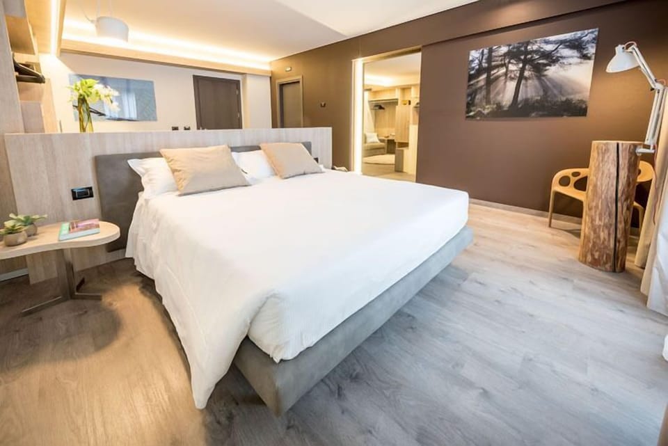 Junior Suite | Minibar, in-room safe, desk, soundproofing
