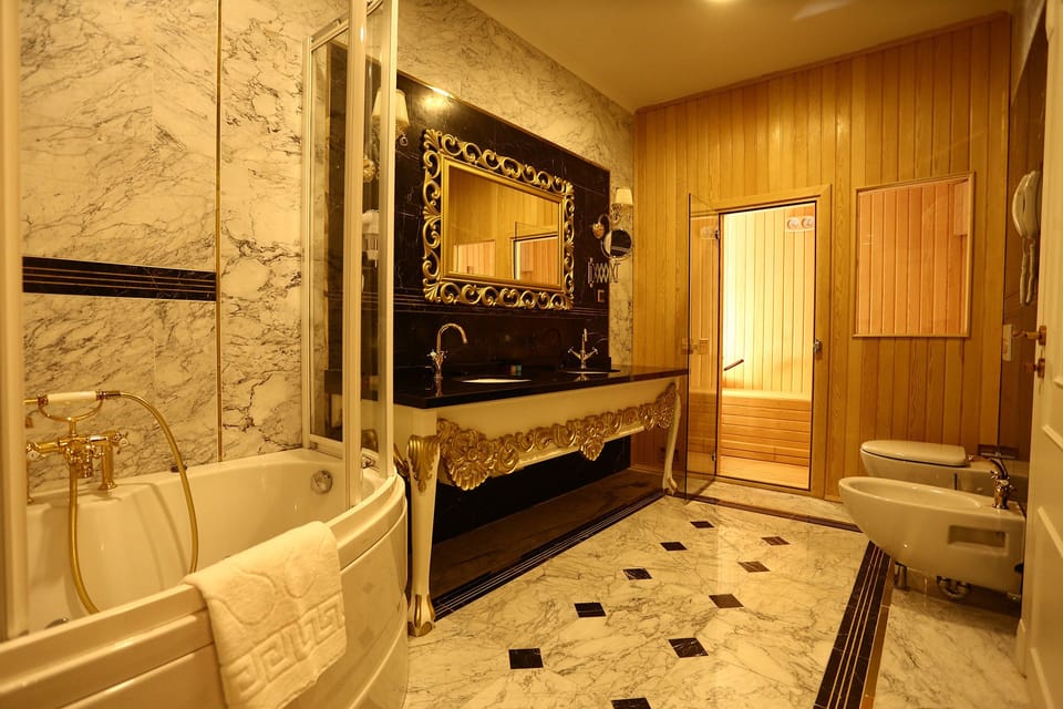 Deluxe Suite (King) | Bathroom | Jetted tub, free toiletries, hair dryer, bathrobes
