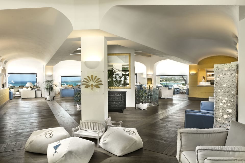 2 bars/lounges, poolside bar, beach bar
