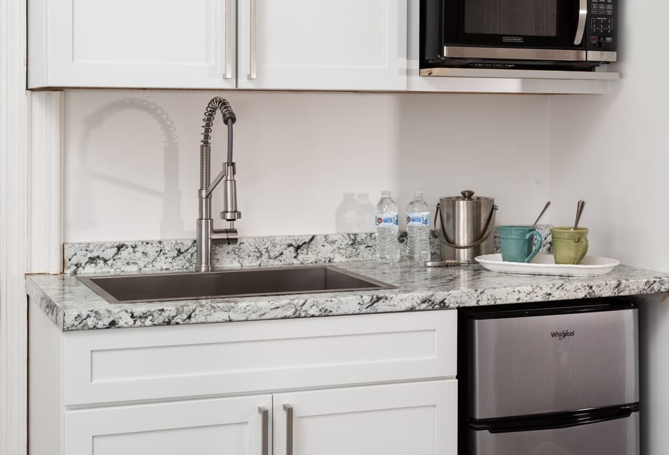 King with Kitchenette and Fireplace | Private kitchen | Shared fridge, microwave