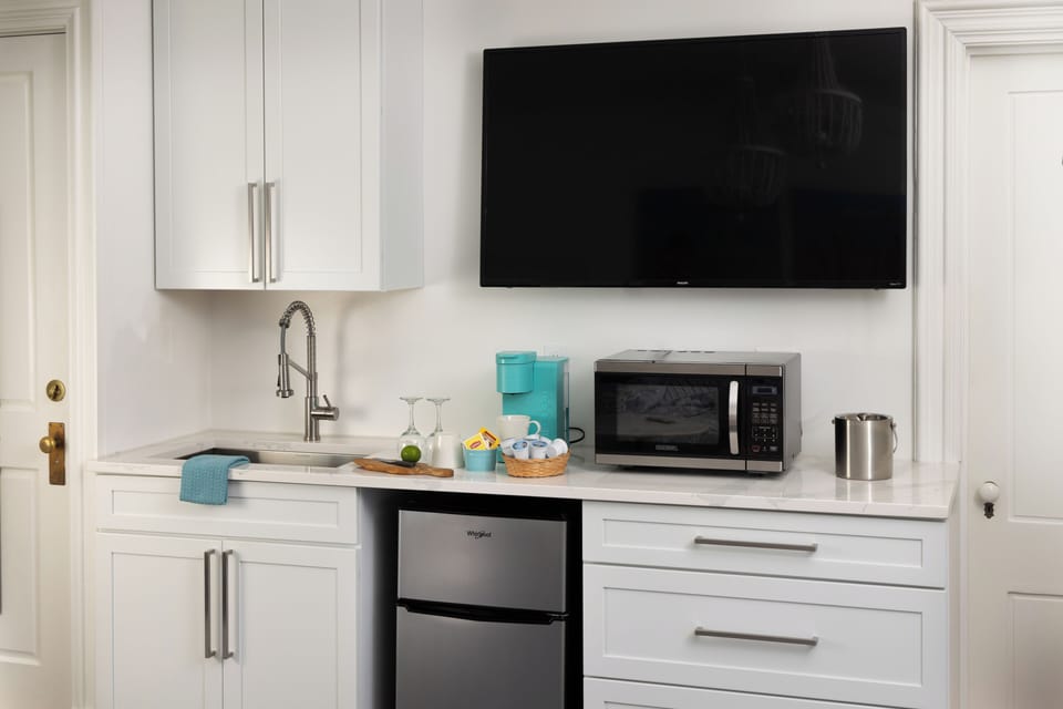 King with Kitchenette and Fireplace | Private kitchenette | Shared fridge, shared microwave, cookware/dishes/utensils, paper towels