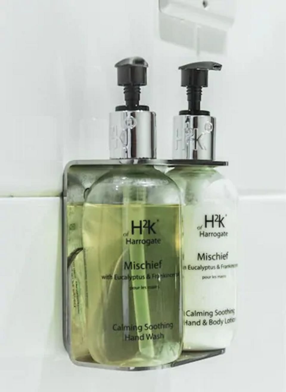 Combined shower/tub, hair dryer, towels