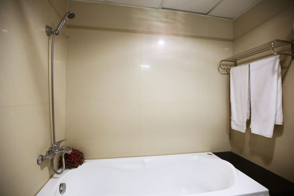 Deep soaking bathtub