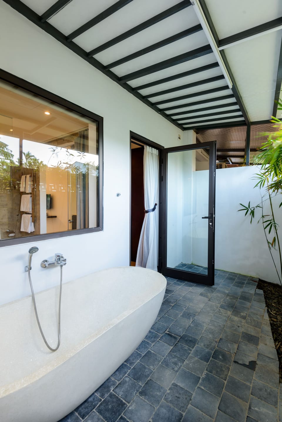 Executive Suite | Deep soaking bathtub