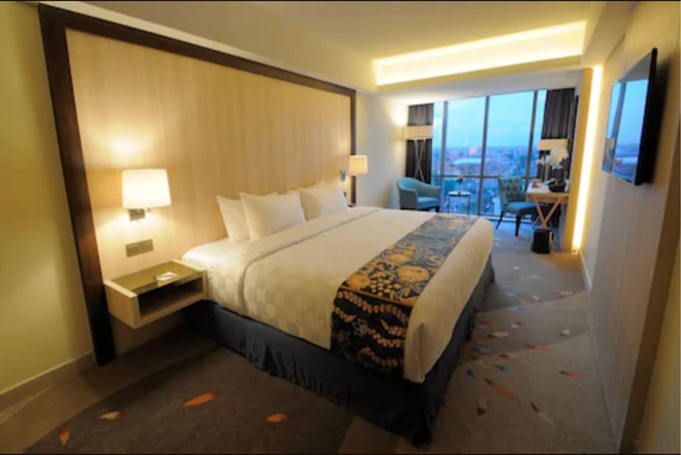Deluxe King Room | In-room safe, desk, blackout drapes, free WiFi