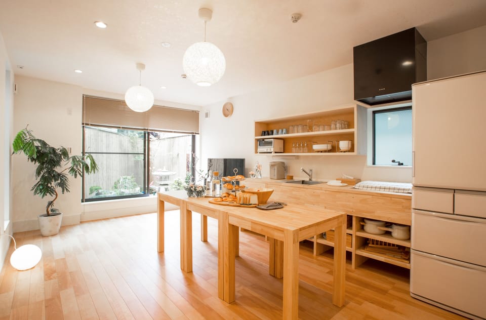 Full-size fridge, microwave, oven, cookware/dishes/utensils