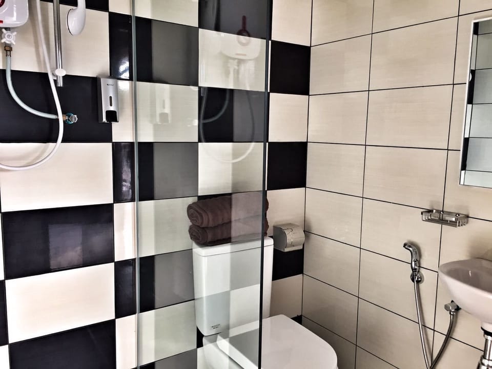 Superior Room | Bathroom | Shower, rainfall showerhead, free toiletries, bidet