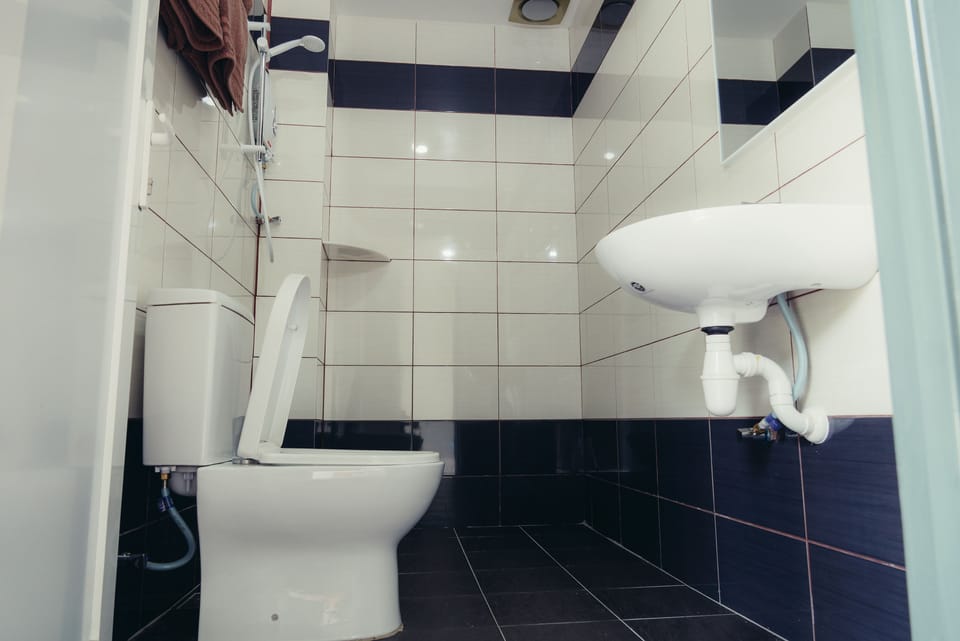 Family Quadruple Room | Bathroom | Shower, rainfall showerhead, free toiletries, bidet