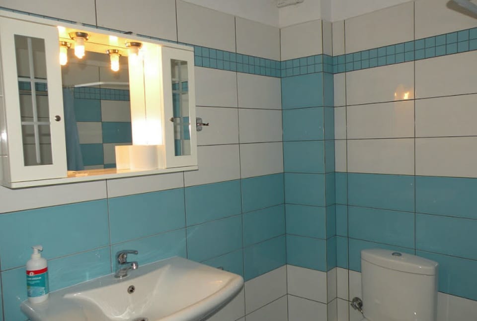 Triple Room (Meteora View) | Bathroom | Free toiletries, hair dryer, slippers, towels