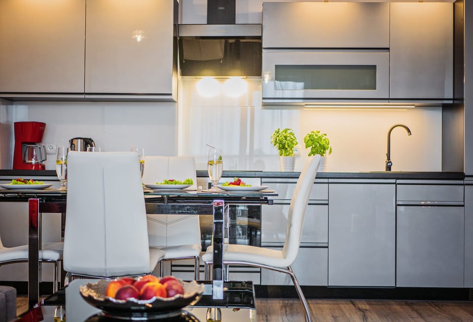 Apartment (London) | Private kitchenette | Full-size fridge, microwave, oven, stovetop