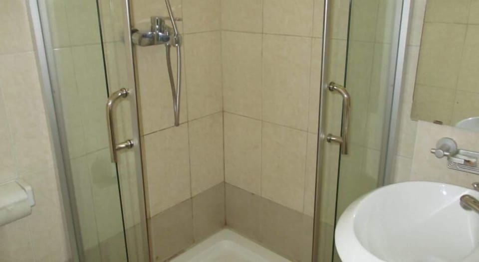 Shower, rainfall showerhead, free toiletries, slippers