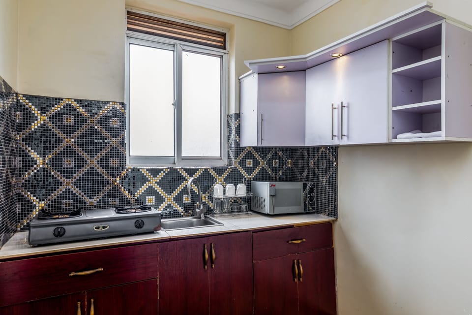 Family Room | Private kitchenette | Electric kettle